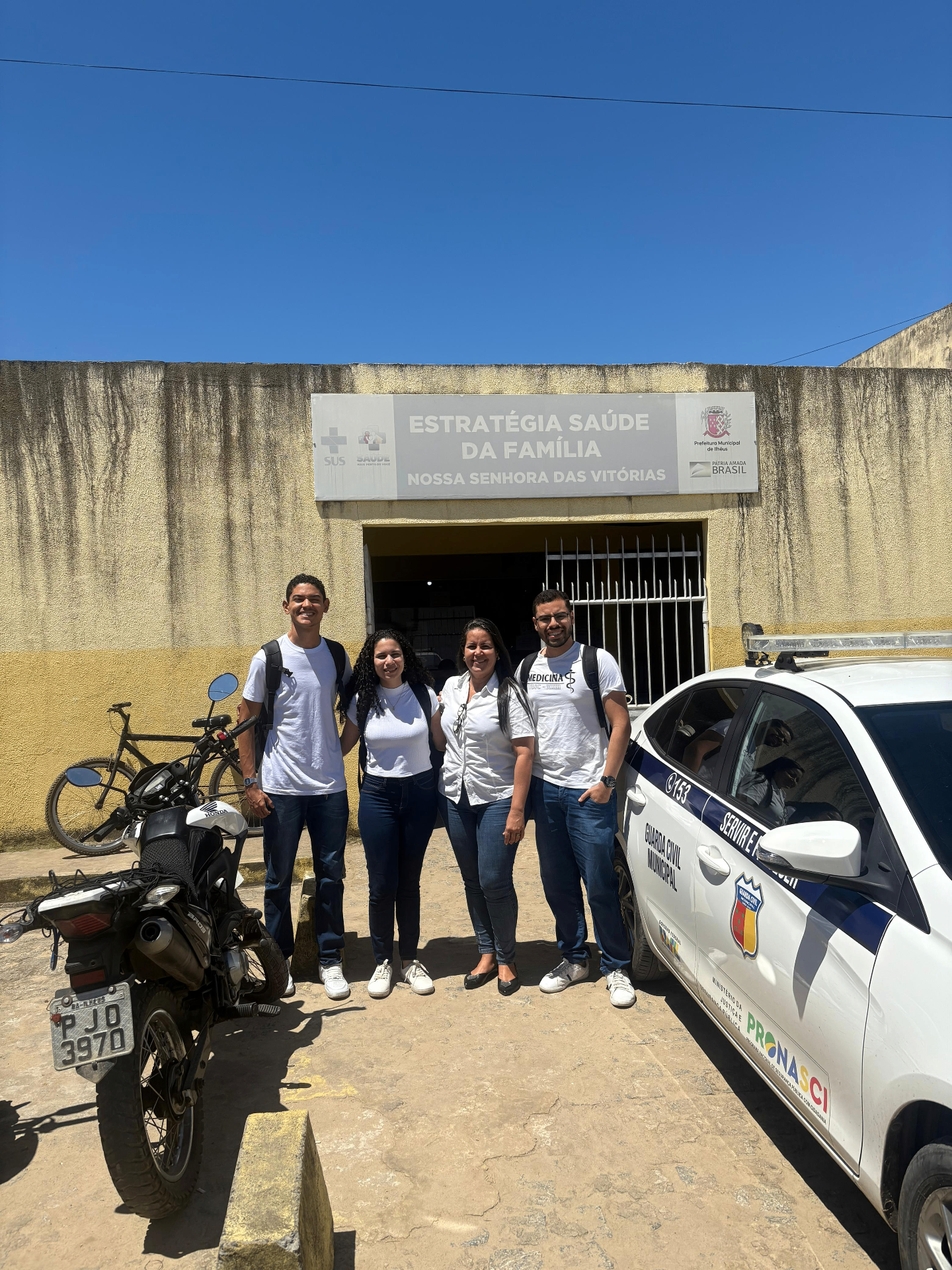 Equipe do TerritorializaSUS em frente à ESF Nossa Senhora das Vitórias, em Ilhéus